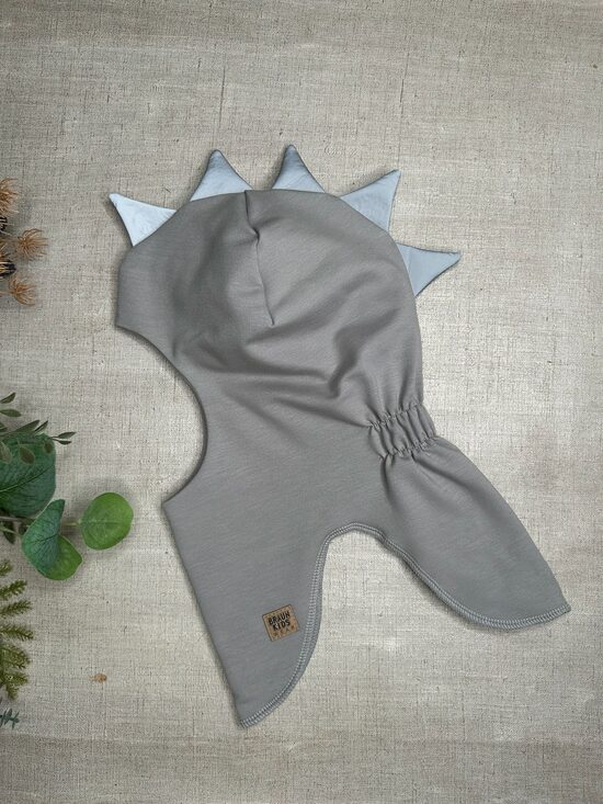 Ziemas ķivercepure ar atstarojošām spurām - gaiši pelēka ar flīsa oderi